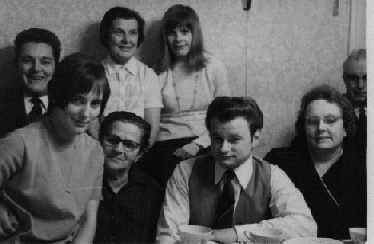 Familienfoto mit Oma (hinten stehend) und Opa Pape(ganz rechts/leider nur zum Teil noch auf Foto)ansonsten meine Mama, Berliner Uroma,Onkel Heiner, meine Oma H. onkel Klaus und Tante Regina