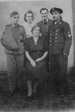 Opa und Oma im Kreis ihrer Familie